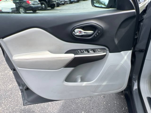 Used 2019 Jeep Cherokee Limited AWD/4WD image 28
