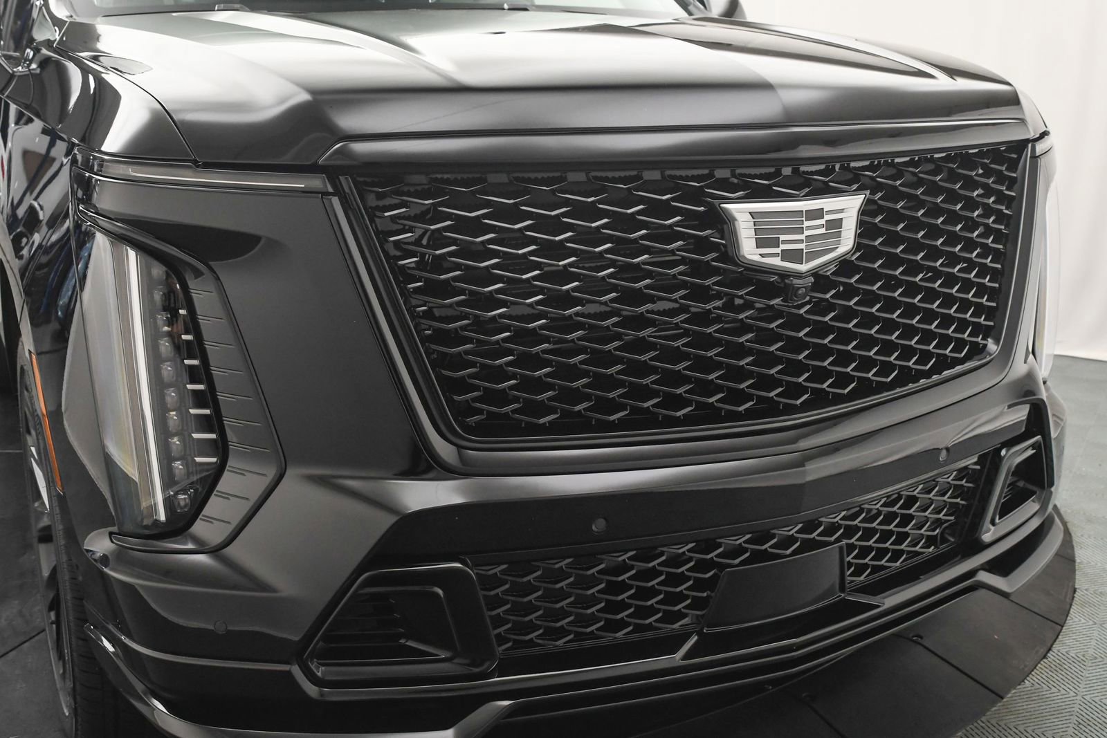 Used 2025 Cadillac Escalade V w/ LPO, ONYX Package image 27