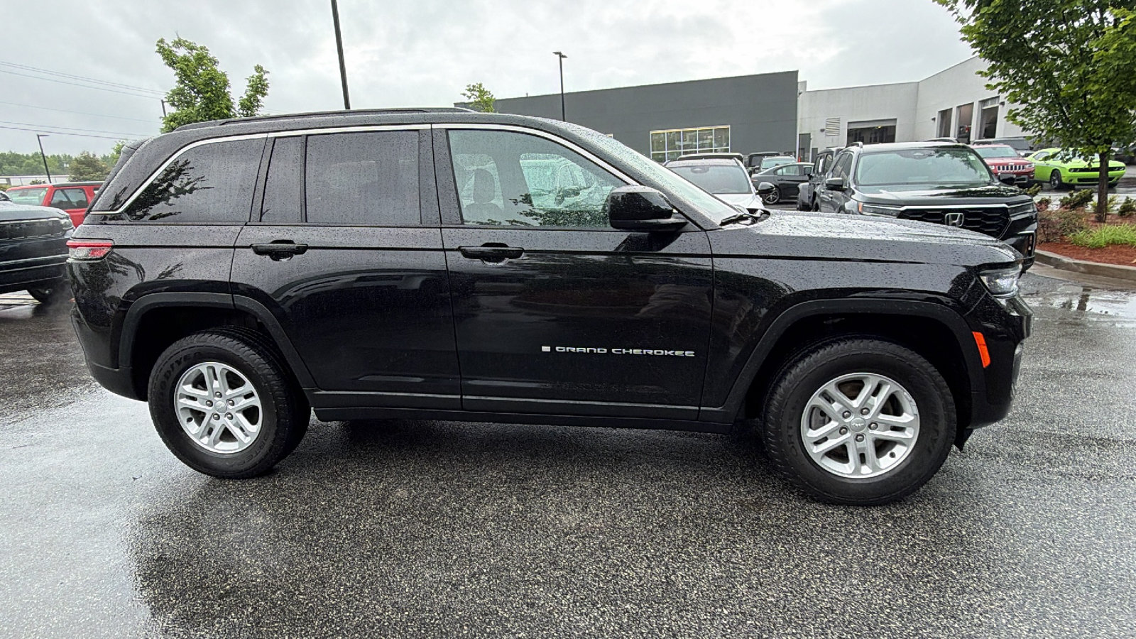 Used 2024 Jeep Grand Cherokee Laredo w/ Luxury Tech Group I AWD/4WD image 7