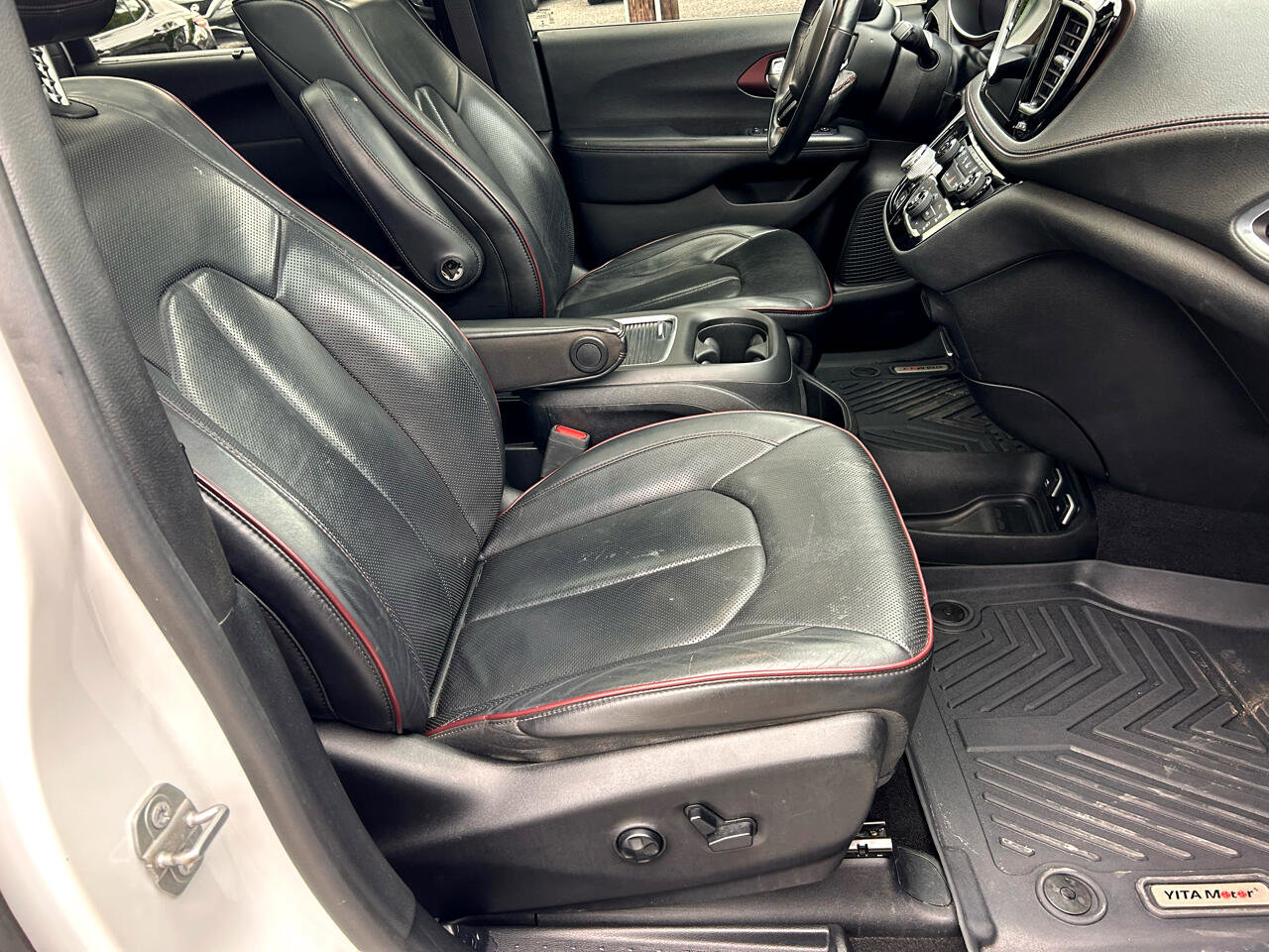 Used 2020 Chrysler Pacifica Limited image 10