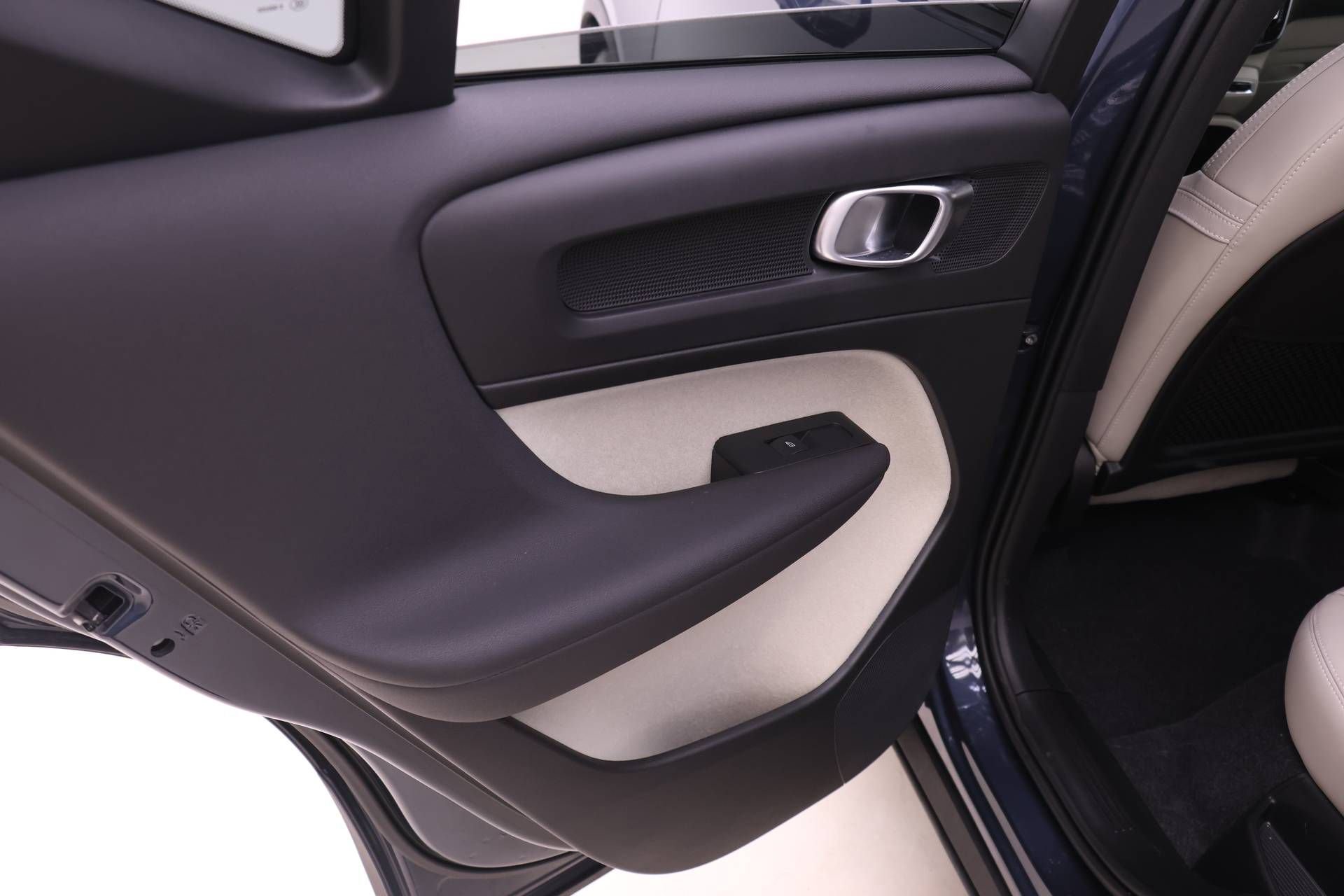 New 2026 Volvo XC40 B5 Plus w/ Protection Package Premier AWD/4WD image 23