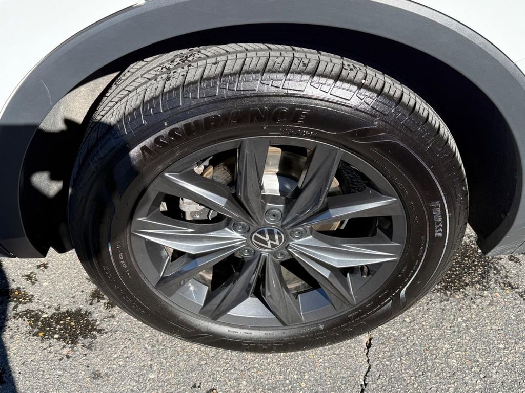 Certified 2024 Volkswagen Tiguan SE image 7