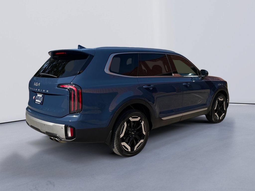 Used 2023 Kia Telluride EX w/ EX Captain's Chair Package FWD image 3