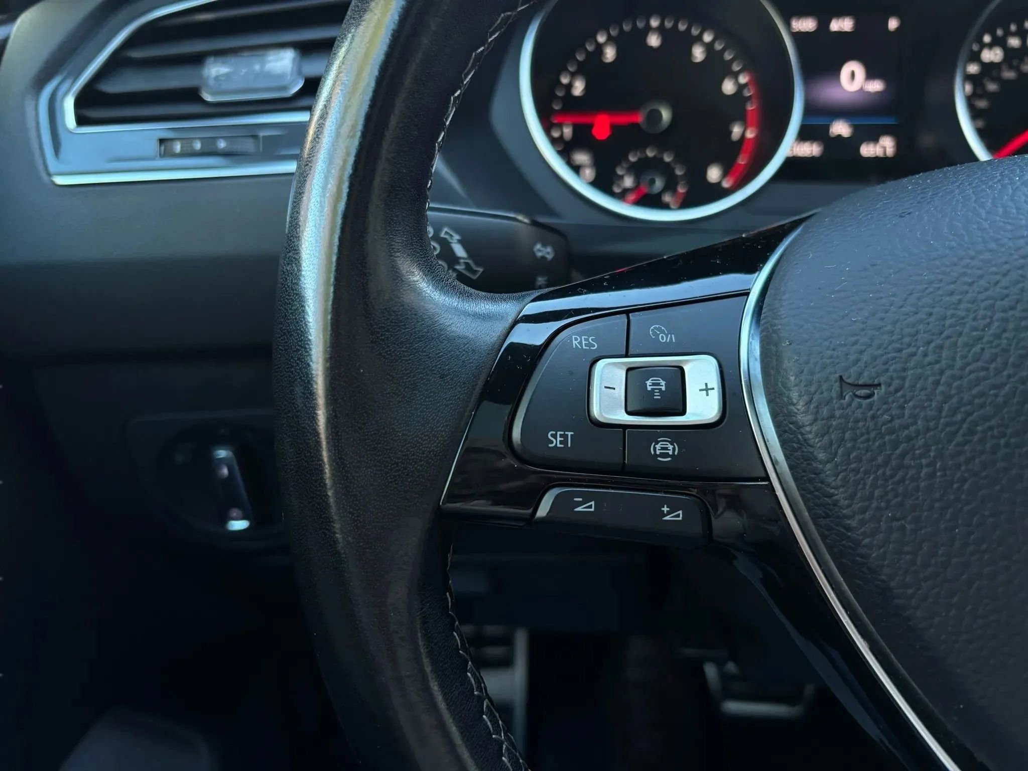 Used 2021 Volkswagen Tiguan SE R-Line w/ 3rd Row Seat Package image 43