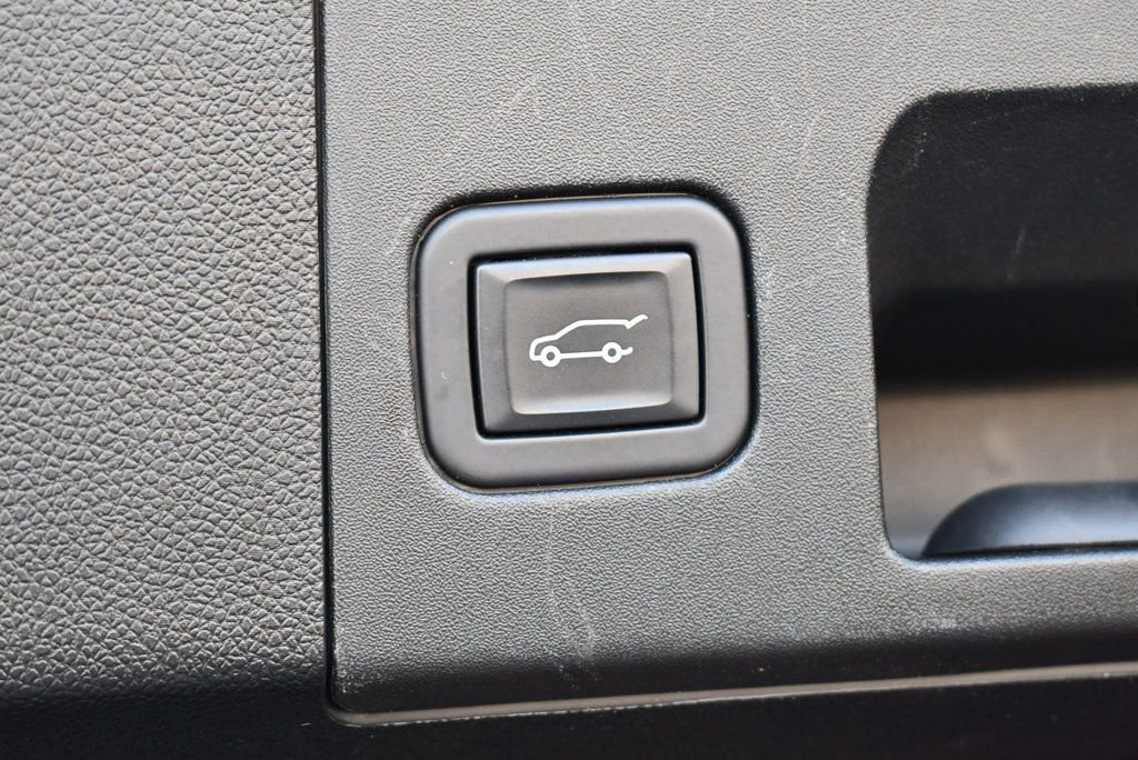 Used 2021 Cadillac XT4 Premium Luxury w/ Driver Awareness Package image 17