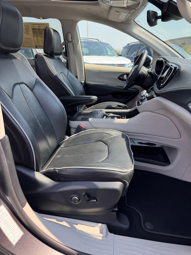 Used 2023 Chrysler Pacifica Limited FWD image 12