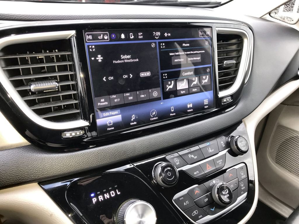 Used 2024 Chrysler Pacifica Touring-L image 16