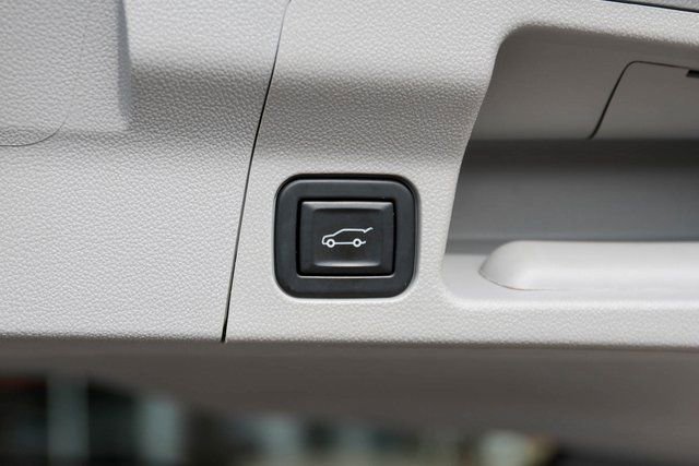 Used 2023 GMC Acadia SLE w/ Driver Convenience Package image 11