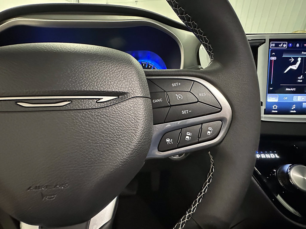 Used 2027 Chrysler Pacifica LX FWD image 40