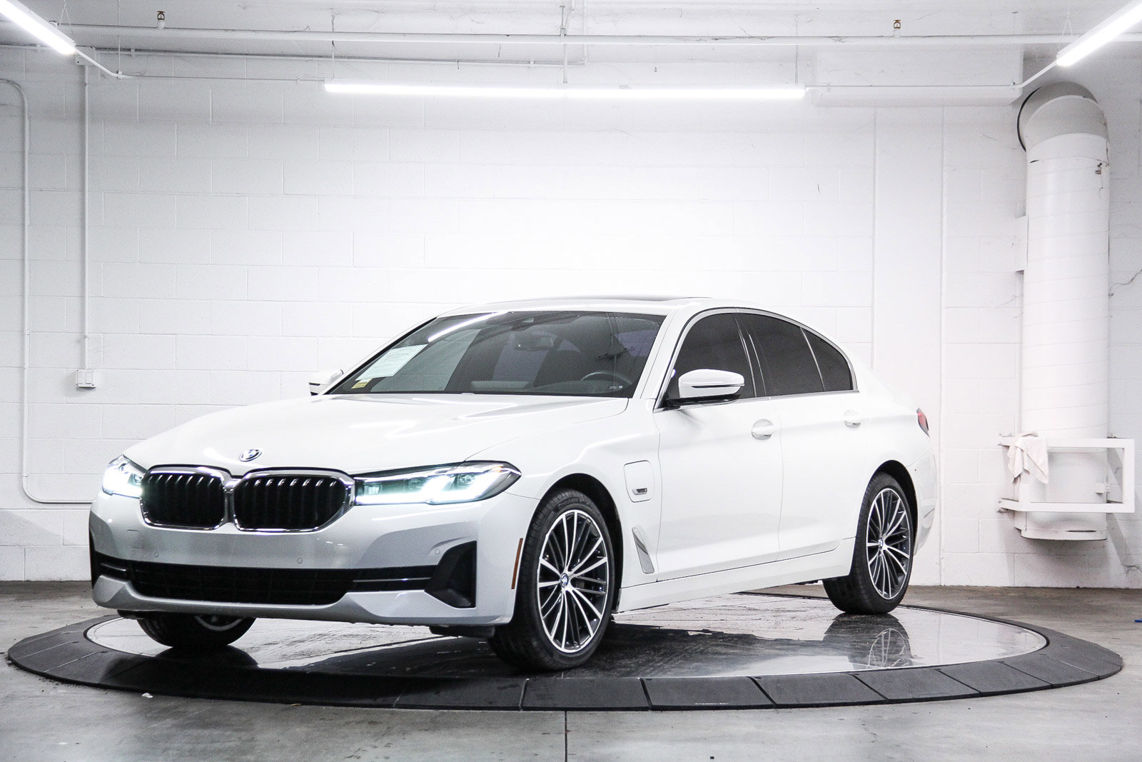 Certified 2023 BMW 530e 530e w/ Premium Package image 3