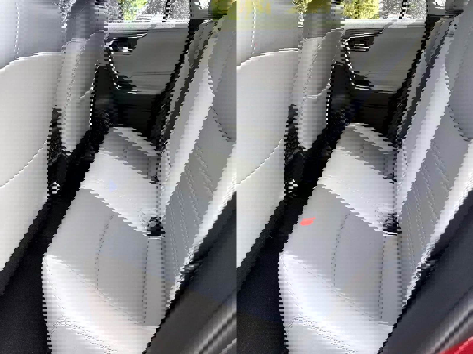 Used 2021 Toyota RAV4 XLE Premium image 13