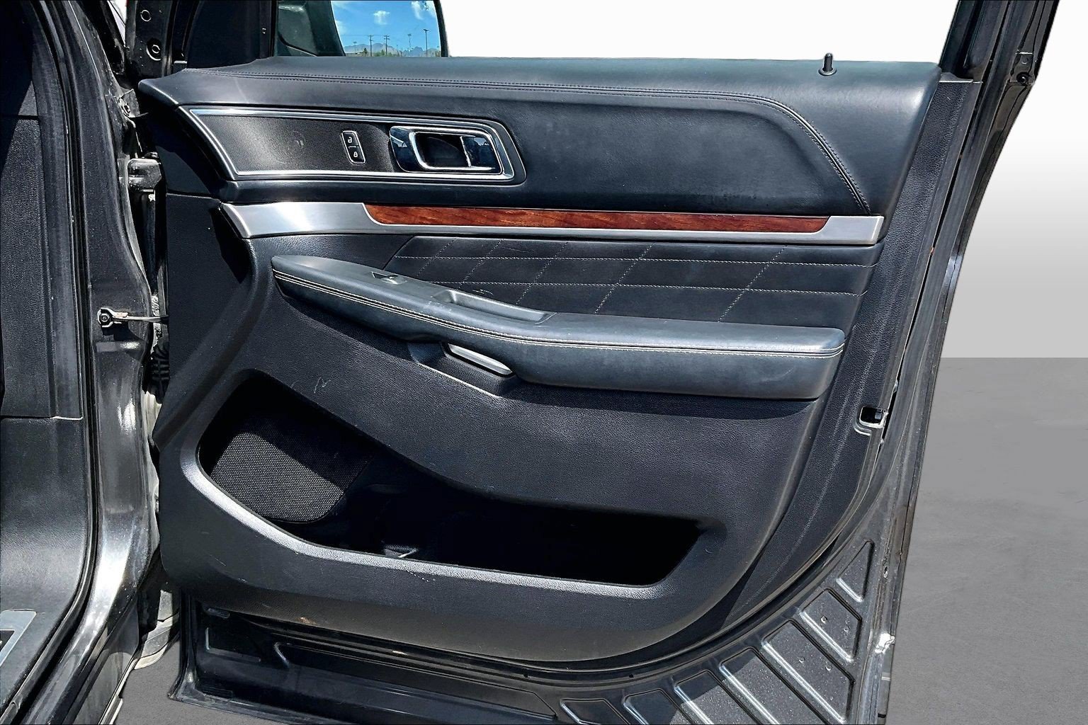 Used 2017 Ford Explorer Platinum AWD/4WD image 18