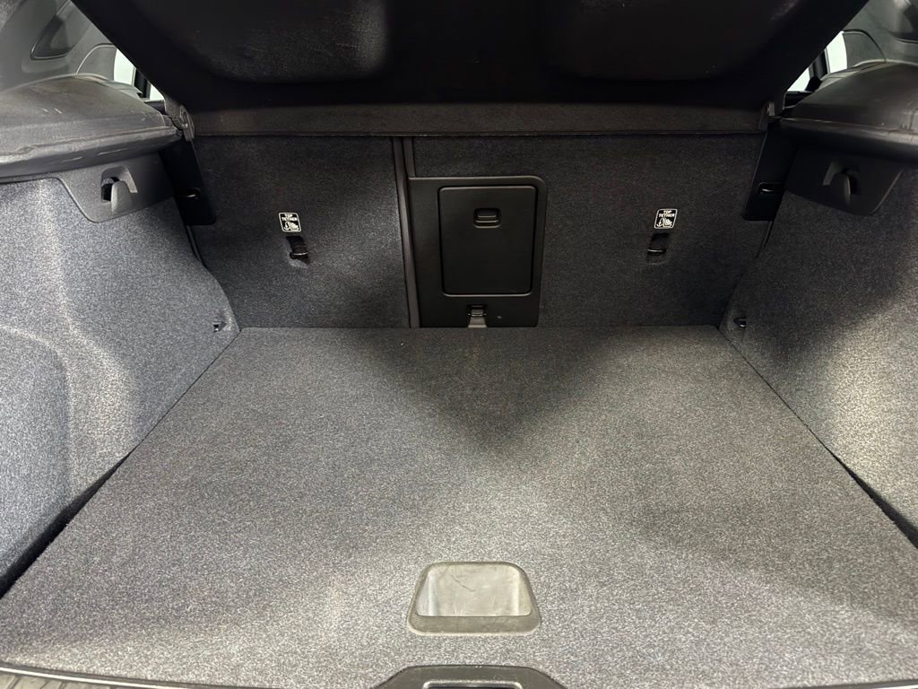 Used 2025 Volvo XC40 B5 Core image 29