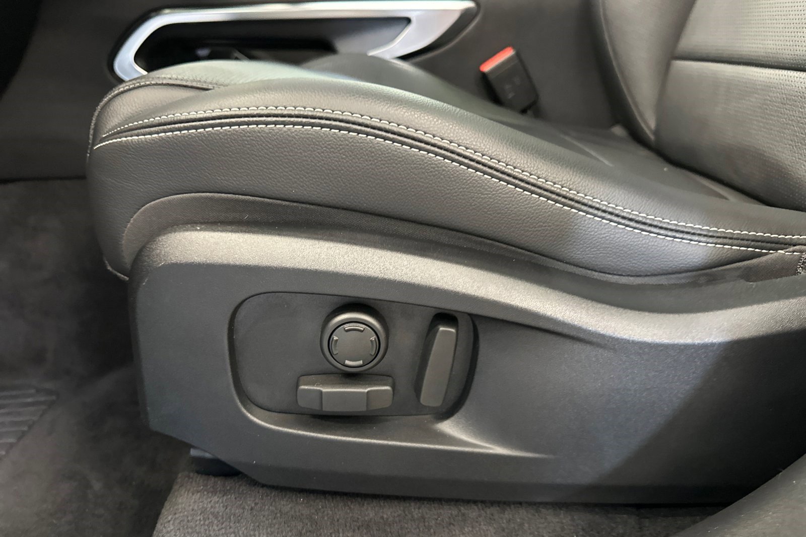 Used 2025 Jaguar F-PACE R-Dynamic S image 17