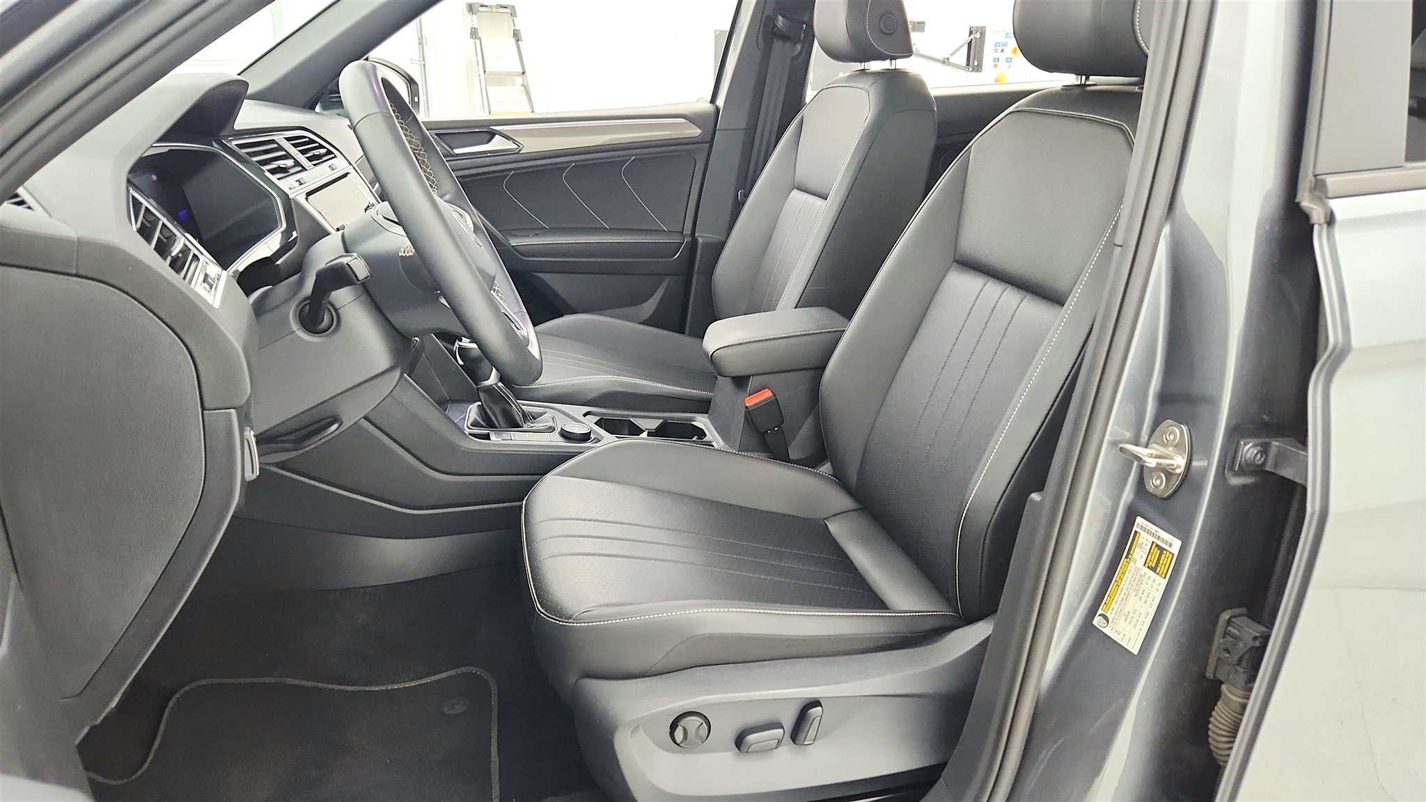 Used 2023 Volkswagen Tiguan SE R-Line image 32