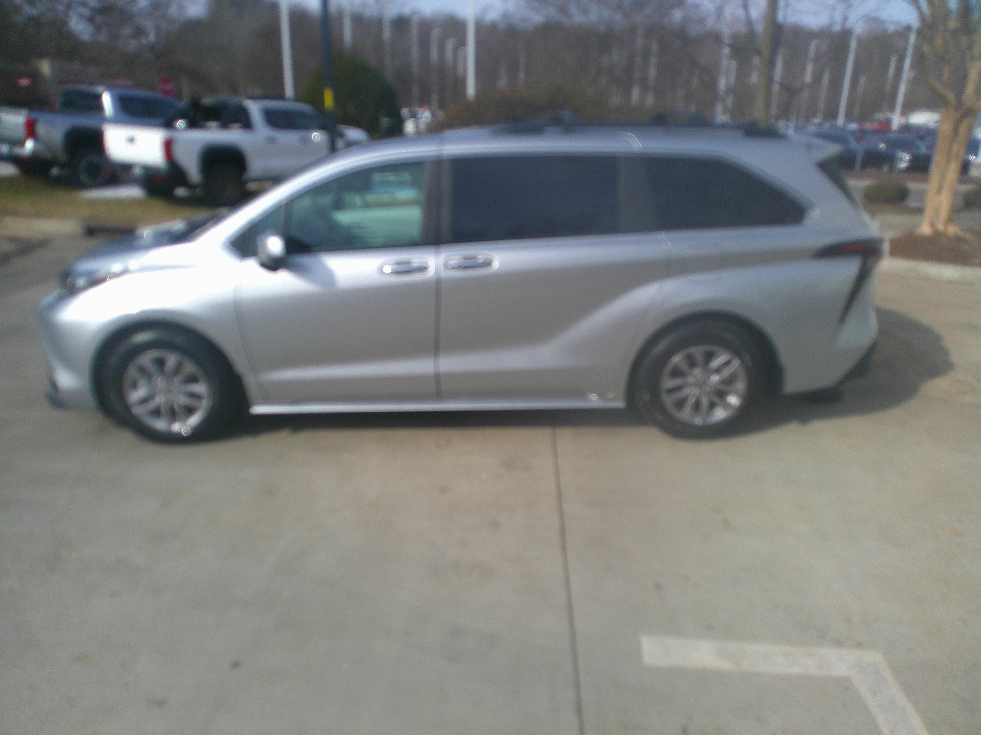 Used 2025 Toyota Sienna XLE image 8