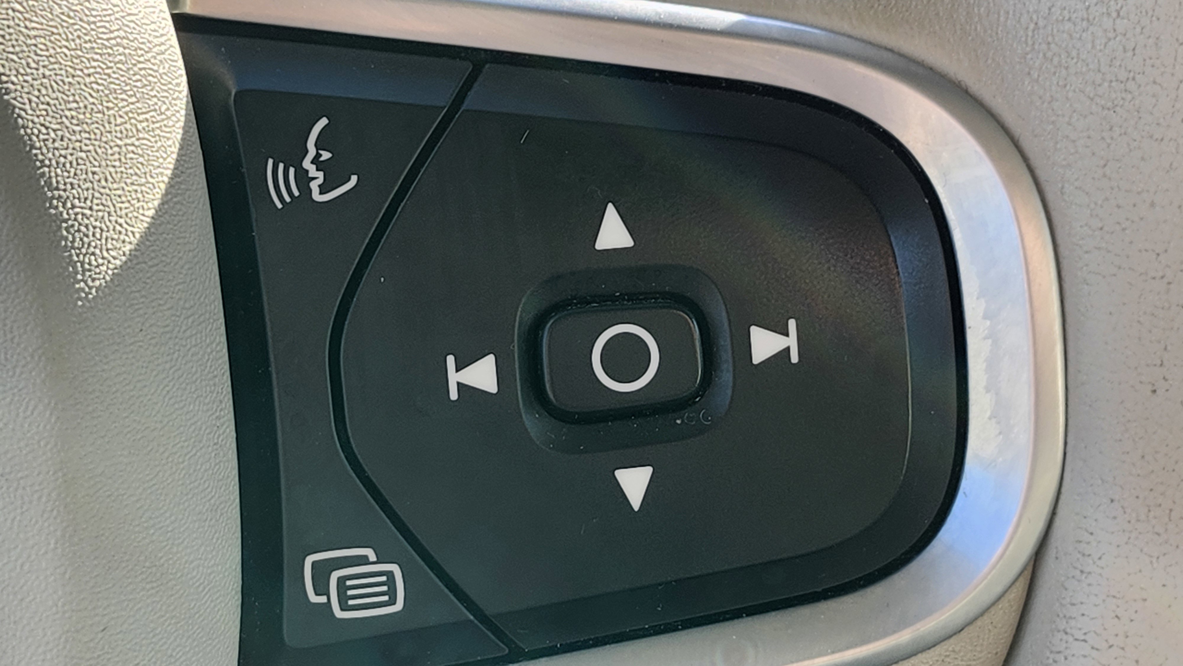 Used 2021 Volvo S60 T5 Momentum image 33