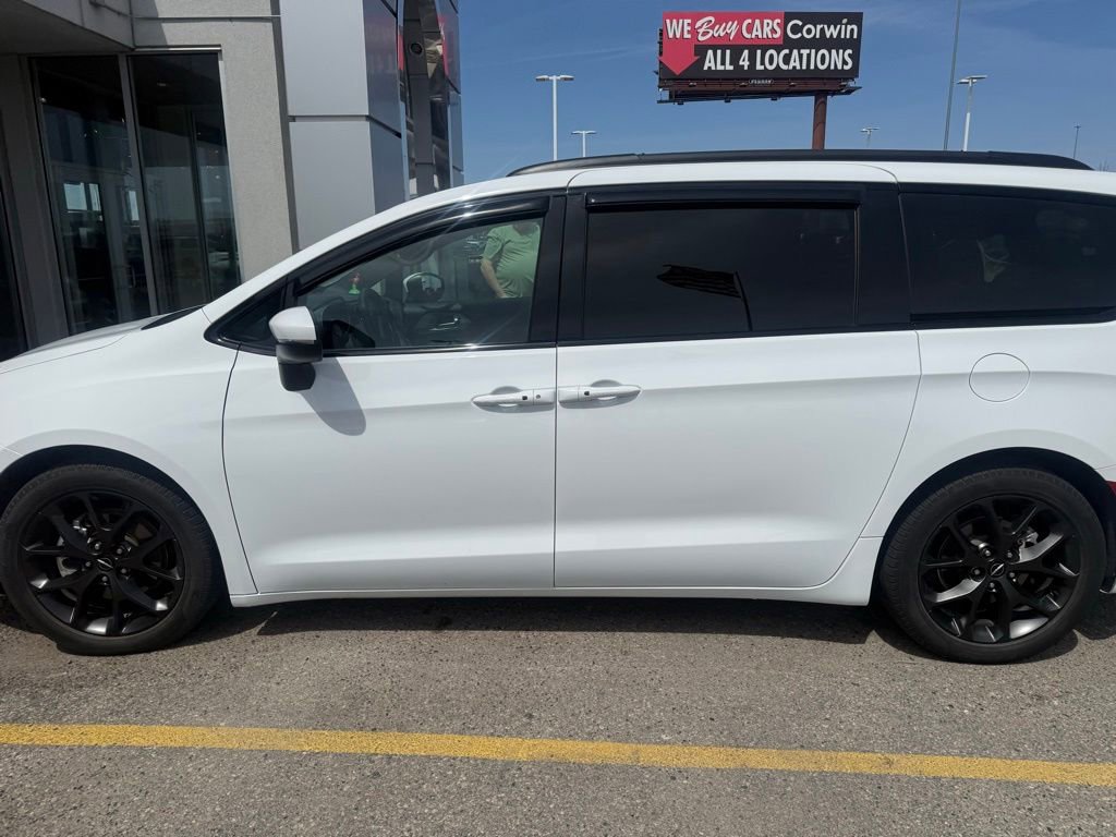 Used 2023 Chrysler Pacifica Touring-L w/ Uconnect Theater Family Group FWD image 8