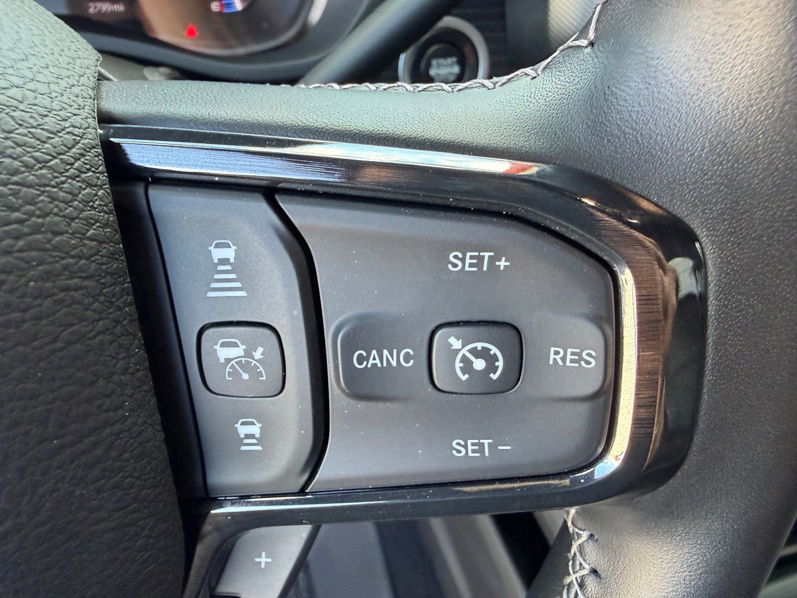 Used 2024 RAM 2500 Limited image 12