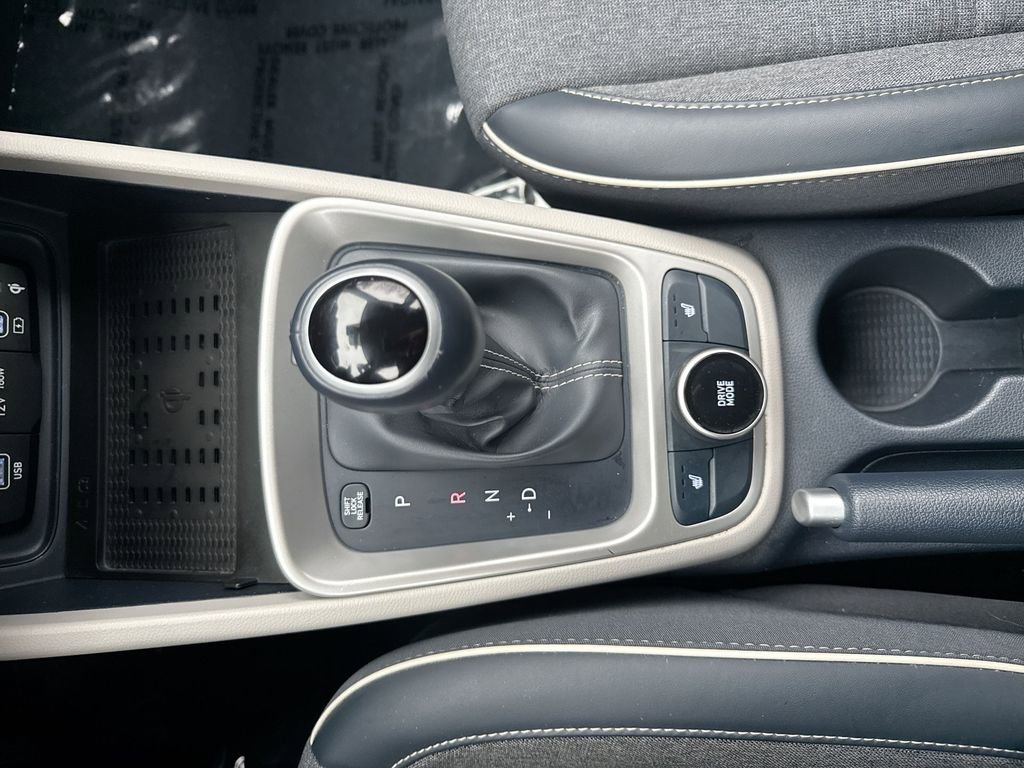 Used 2024 Hyundai Venue Limited image 20