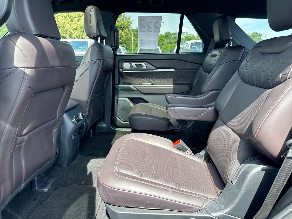 Used 2025 Ford Explorer Platinum w/ LUX Leather Package AWD/4WD image 16