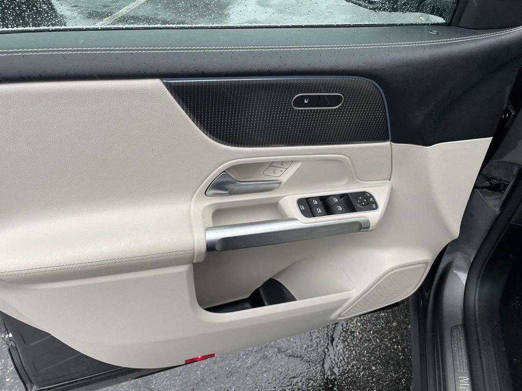 Used 2022 Mercedes-Benz GLB 250 image 25