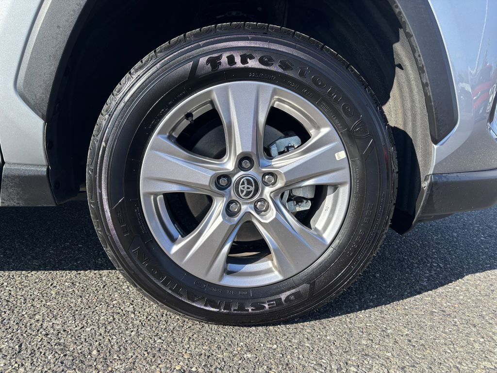 Used 2025 Toyota RAV4 XLE AWD/4WD image 11