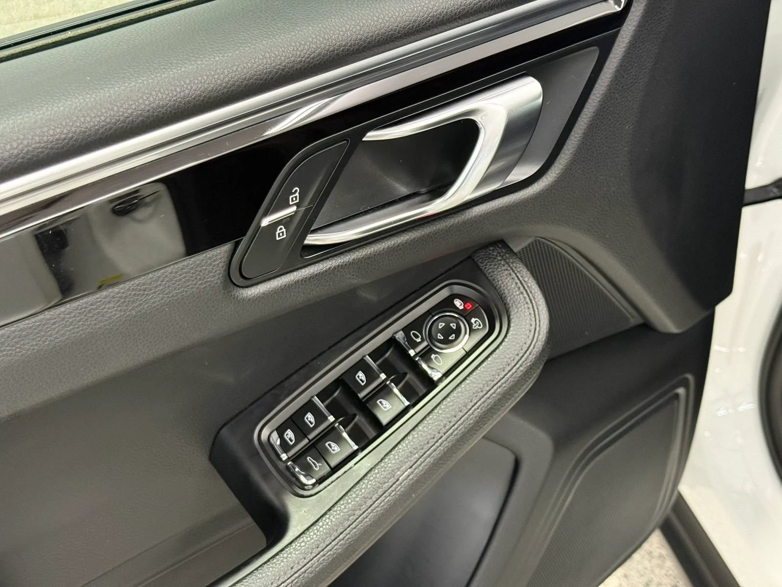 Used 2020 Porsche Macan AWD/4WD image 13