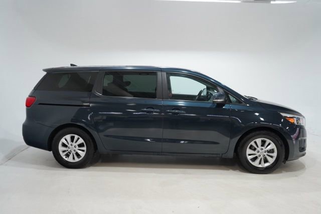 Used 2017 Kia Sedona LX image 9