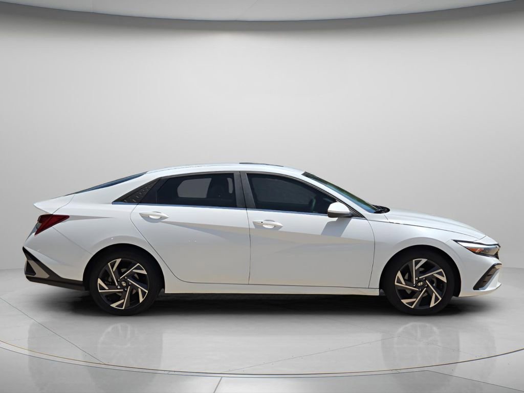 Used 2024 Hyundai Elantra SEL w/ Convenience Package FWD image 8