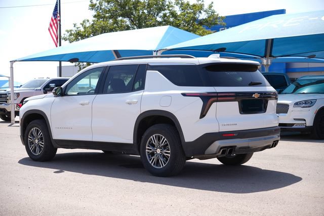 Used 2025 Chevrolet Traverse LT FWD image 3