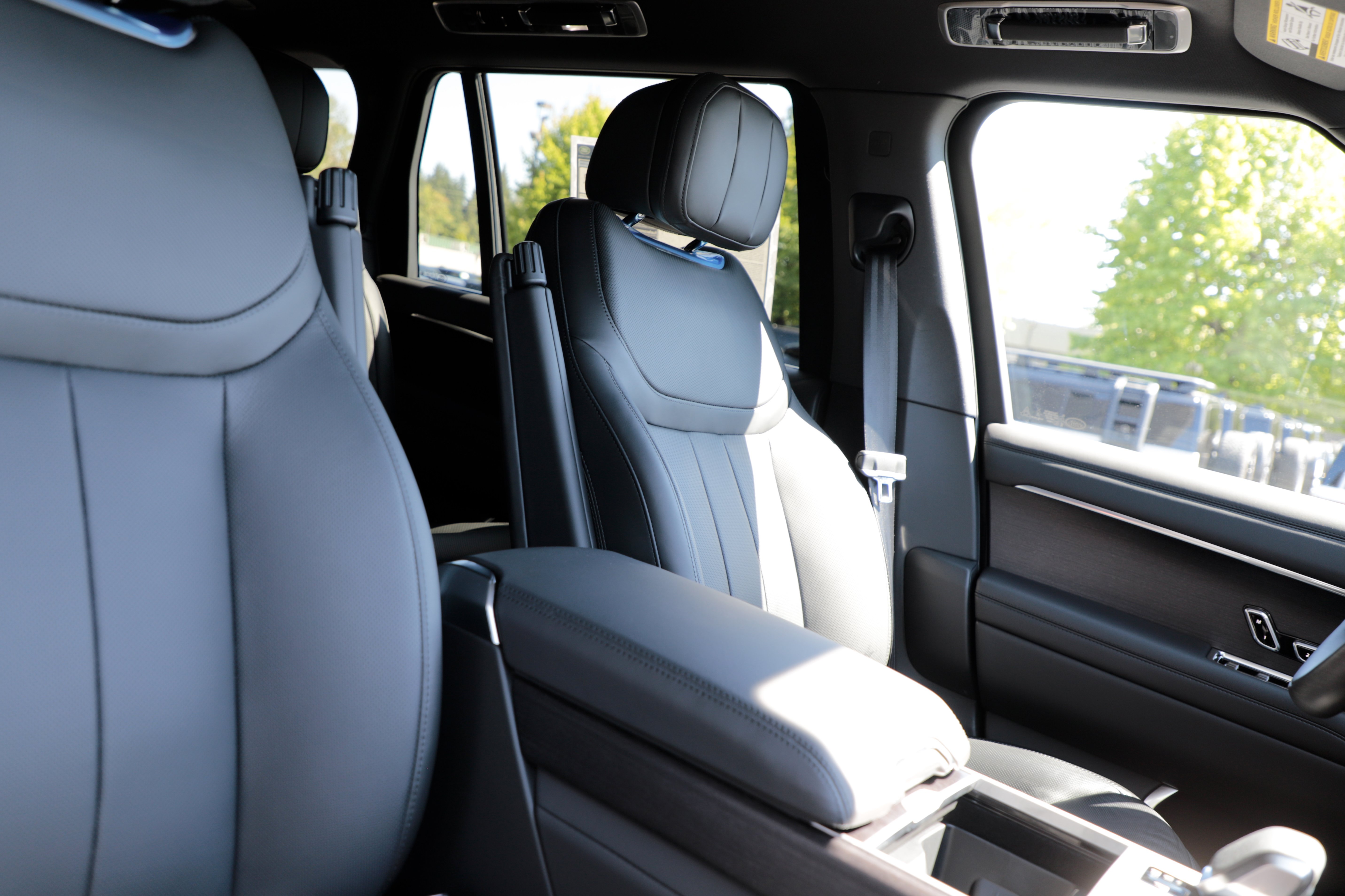 New 2026 Land Rover Range Rover Long Wheelbase SE AWD/4WD image 12