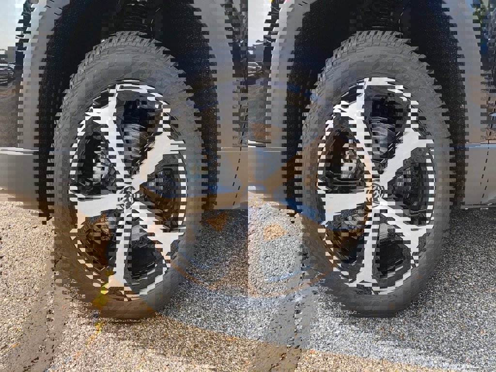 New 2025 Volkswagen Taos SEL image 9