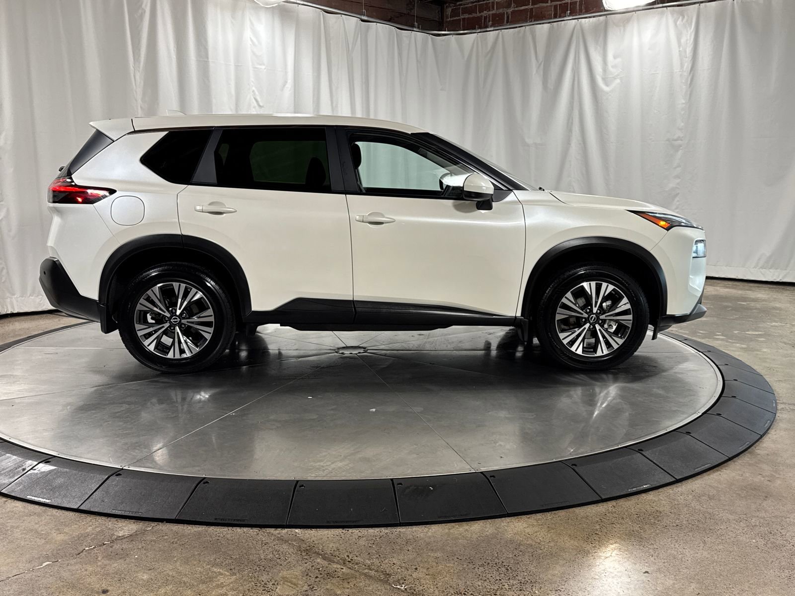 Used 2023 Nissan Rogue SV AWD/4WD image 9