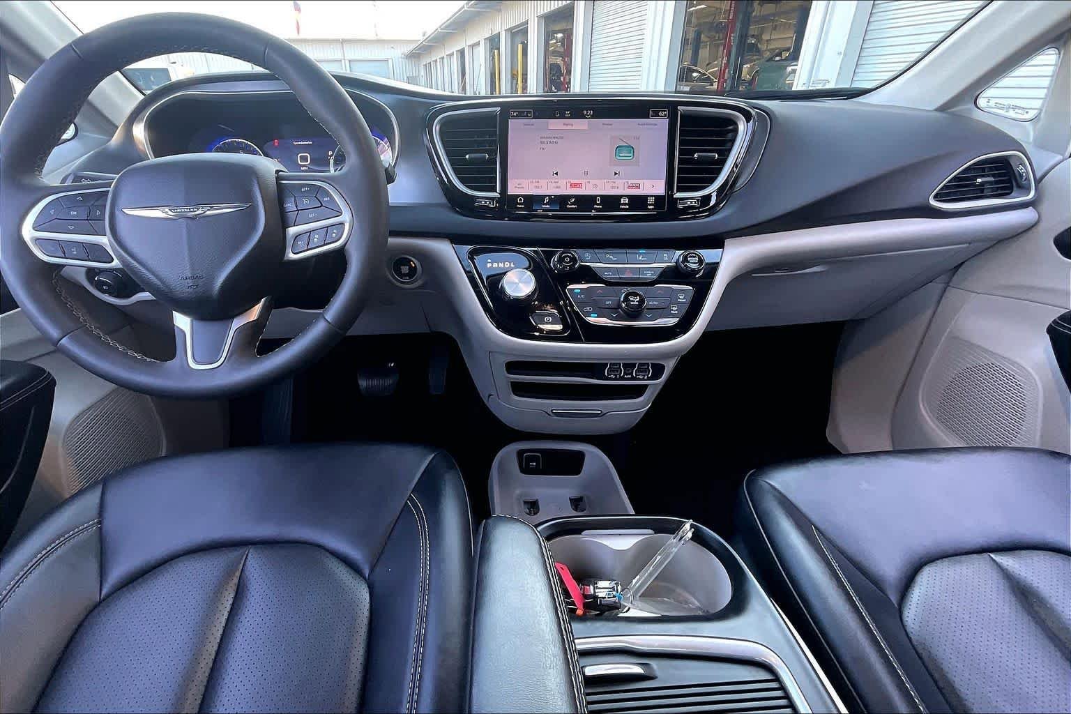 Used 2024 Chrysler Pacifica Touring-L image 15
