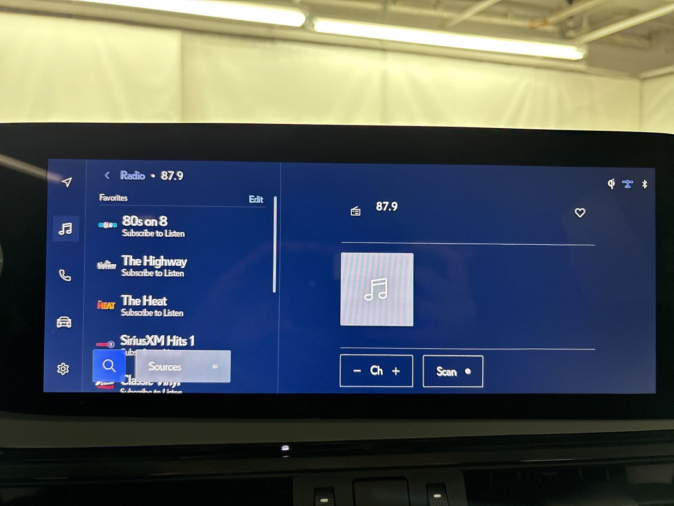 Used 2025 Lexus ES 300h w/ Luxury Package FWD image 24