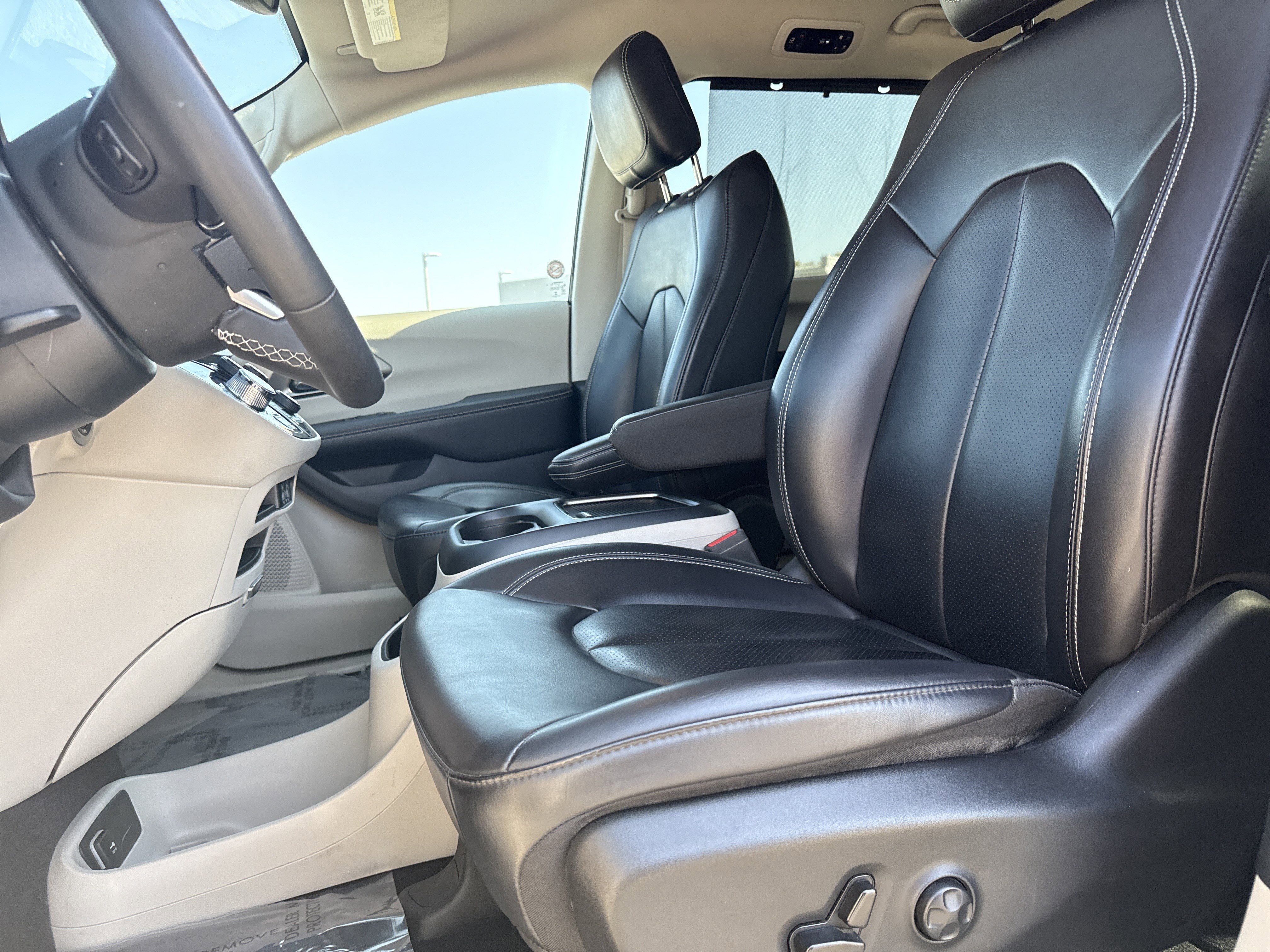 Used 2023 Chrysler Pacifica Touring-L FWD image 15