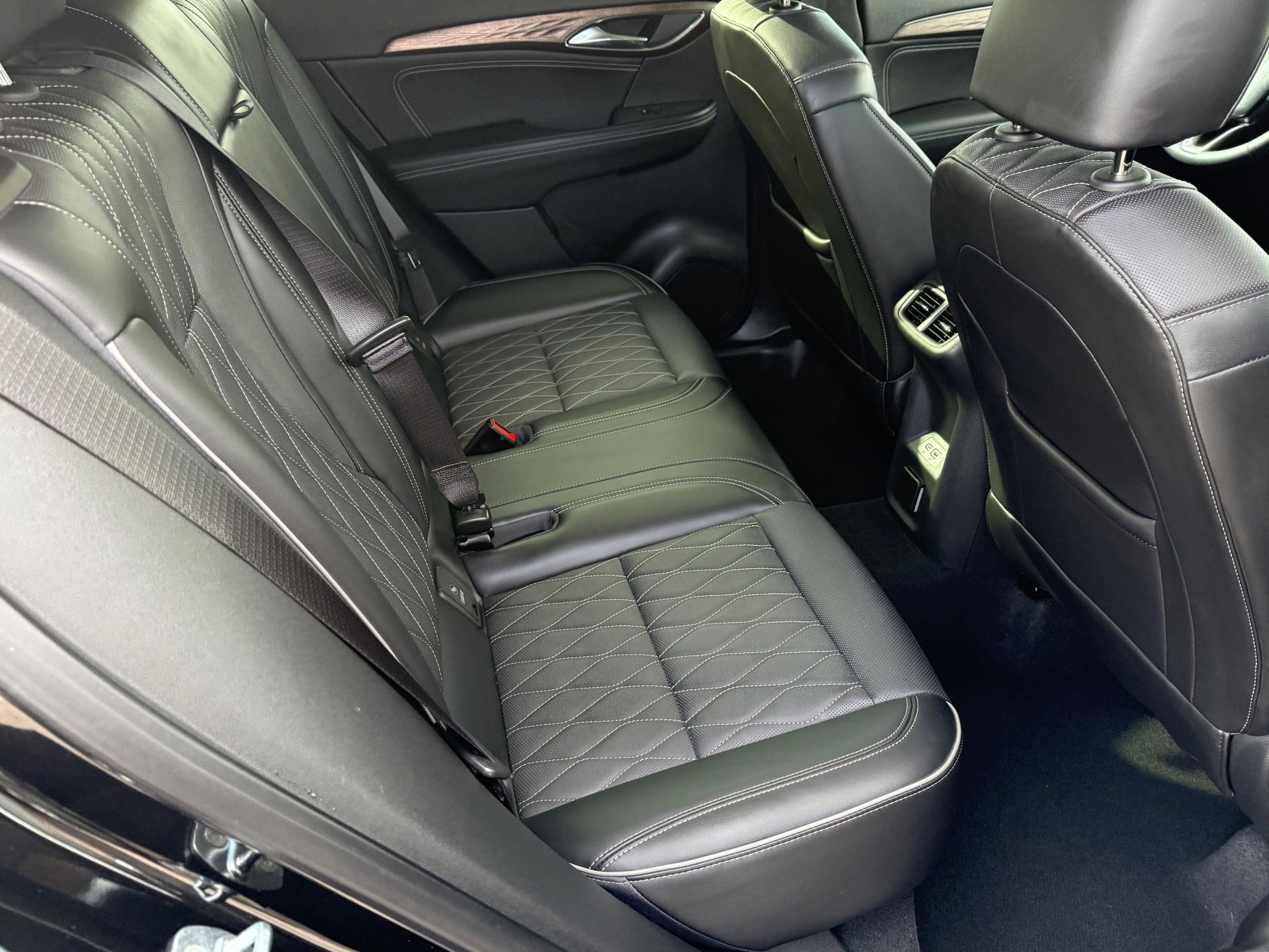 Used 2023 Buick Envision Avenir image 13