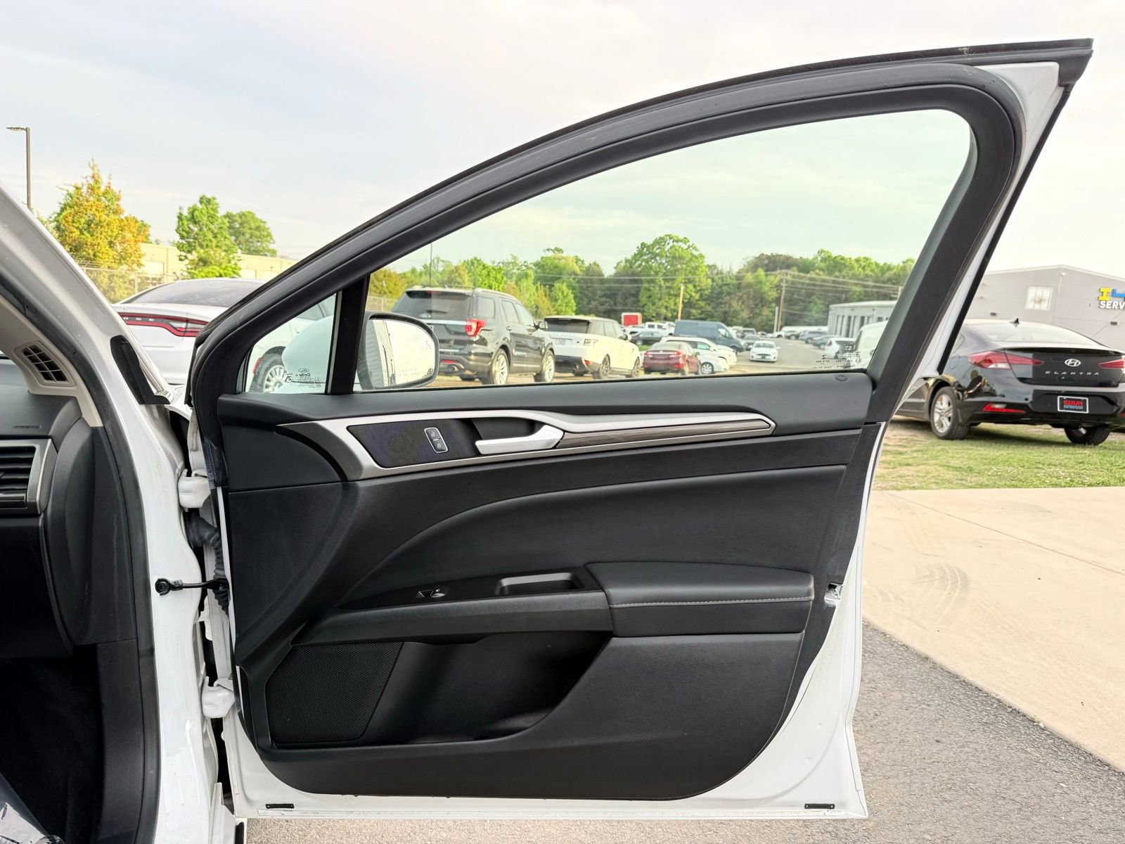 Used 2018 Ford Fusion SE w/ Equipment Group 602A FWD image 19
