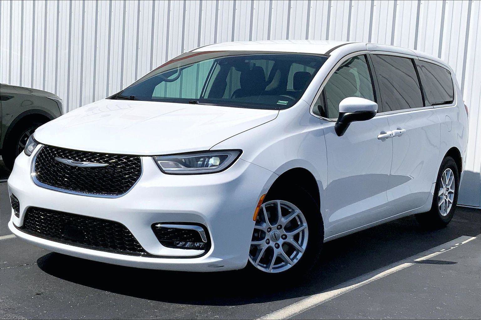 Used 2023 Chrysler Pacifica Touring-L image 1