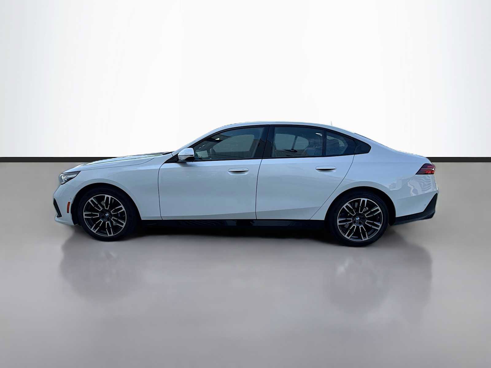 Used 2026 BMW 530i xDrive w/ M Sport Package AWD/4WD image 5