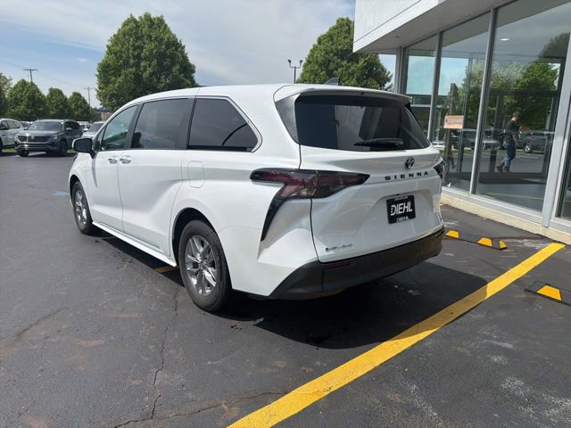 Used 2025 Toyota Sienna XLE AWD/4WD image 4