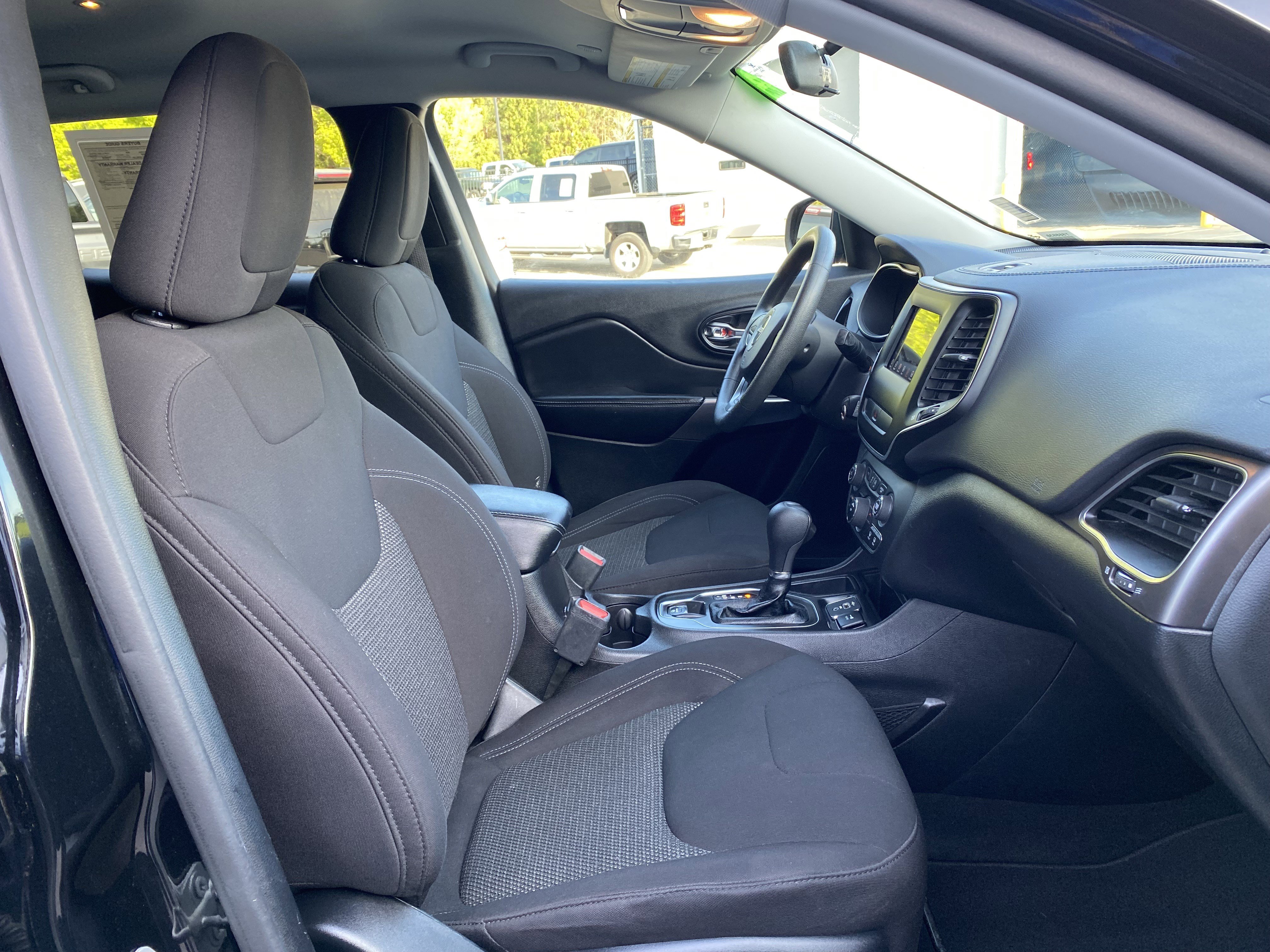 Used 2020 Jeep Cherokee Latitude FWD image 32
