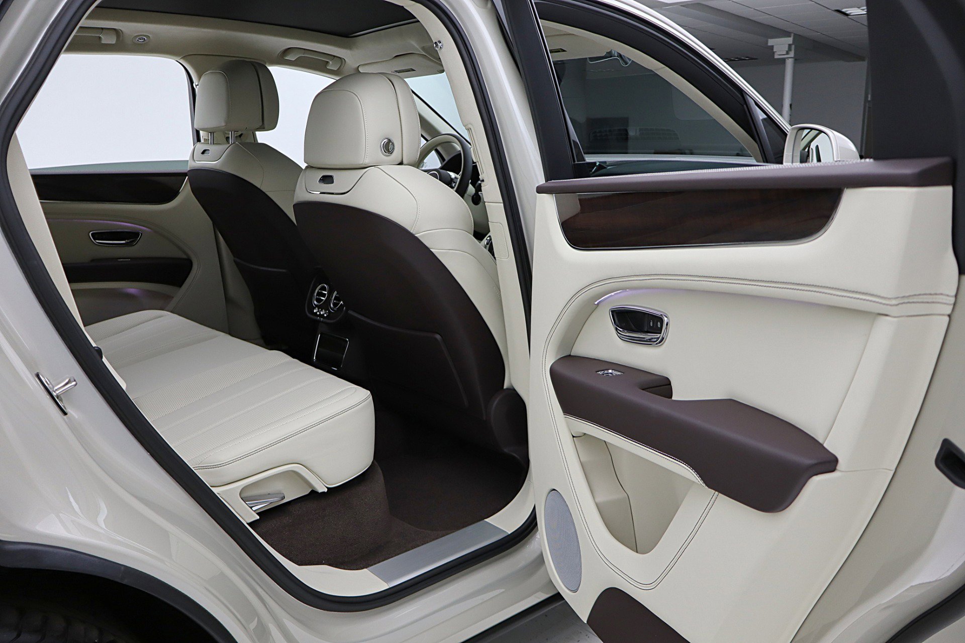 Used 2024 Bentley Bentayga Plug-In Hybrid image 43