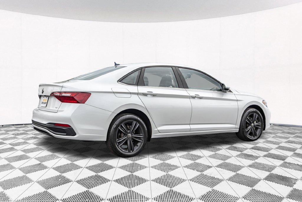 Certified 2023 Volkswagen Jetta SE w/ Panoramic Sunroof Package FWD image 10
