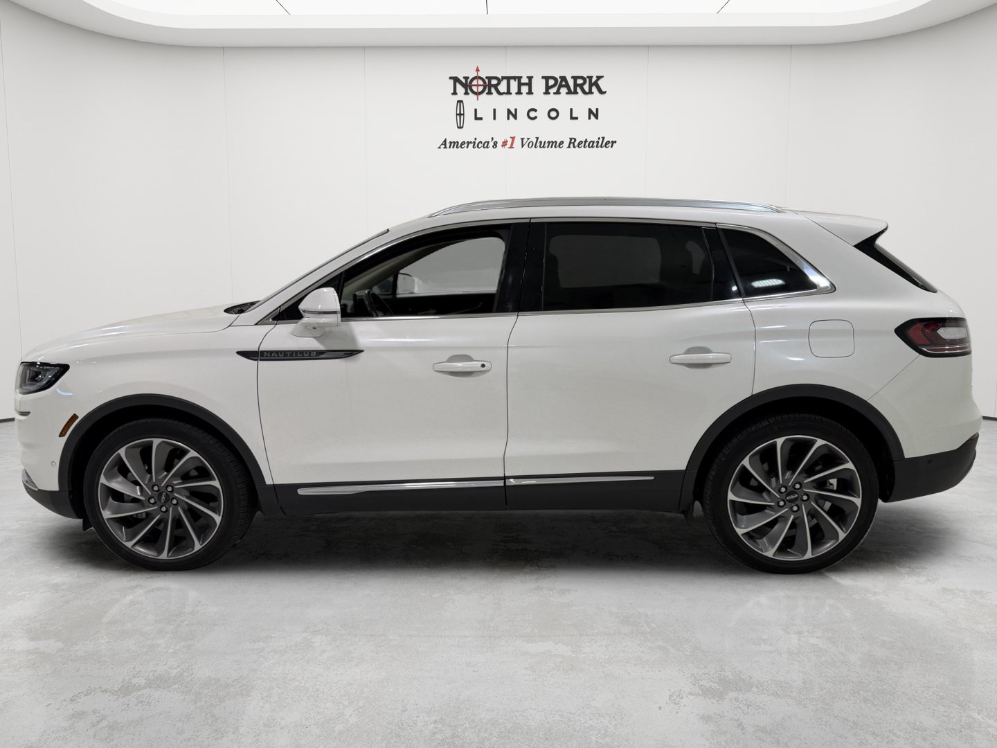 Used 2023 Lincoln Nautilus Reserve w/ Equipment Group 201A AWD/4WD image 2