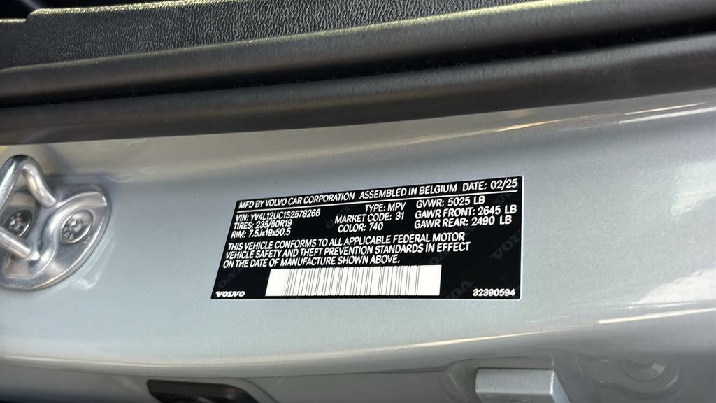 Certified 2025 Volvo XC40 B5 Plus AWD/4WD image 34