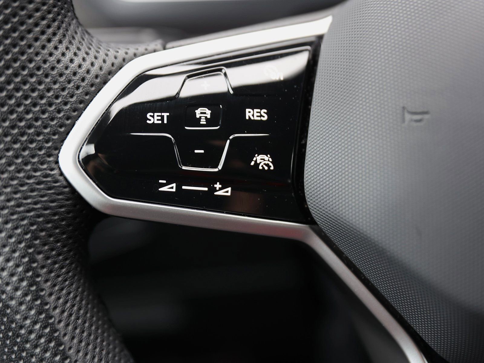 Used 2024 Volkswagen Tiguan SE R-Line image 39