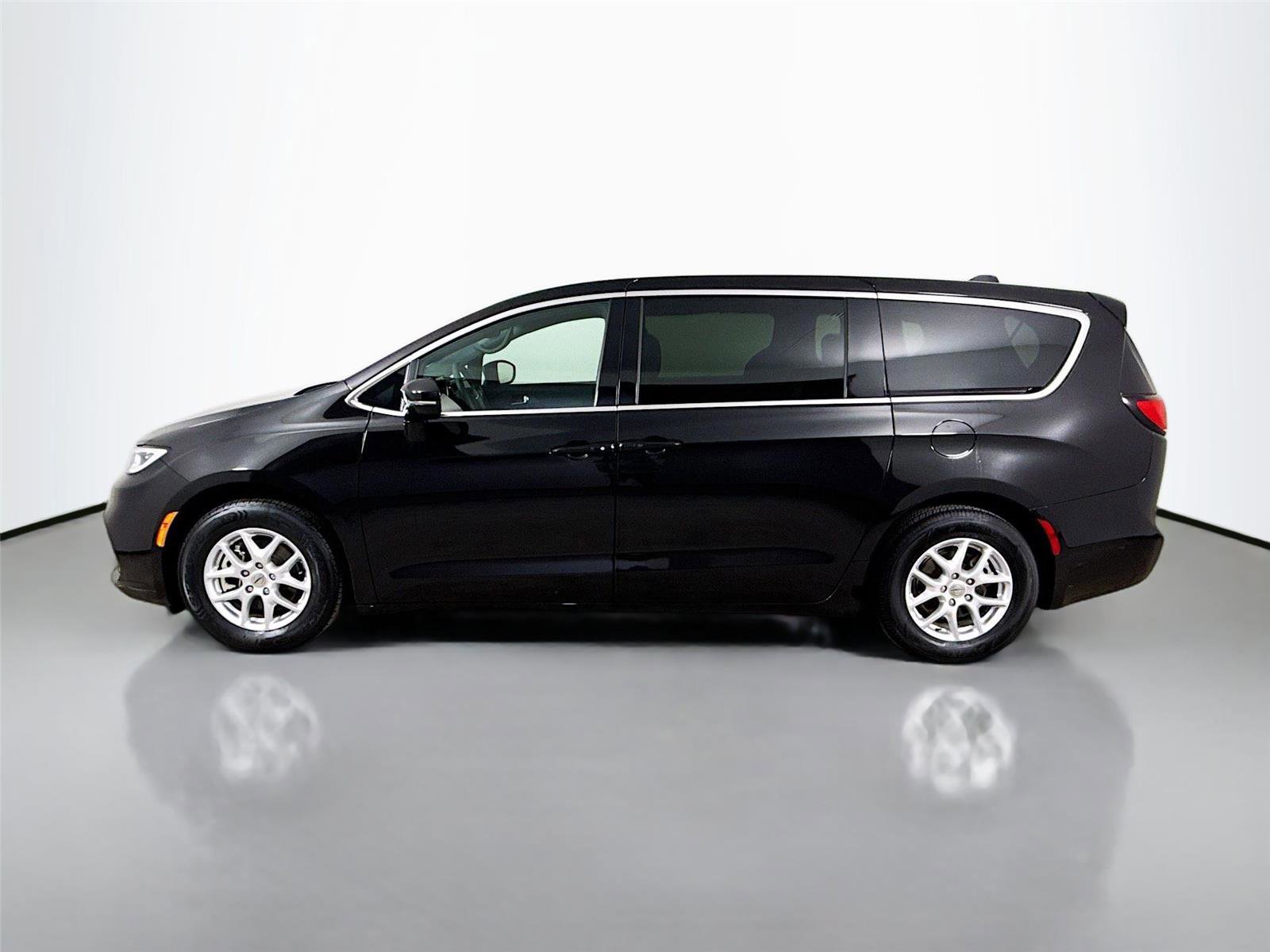 Used 2025 Chrysler Pacifica Select image 8
