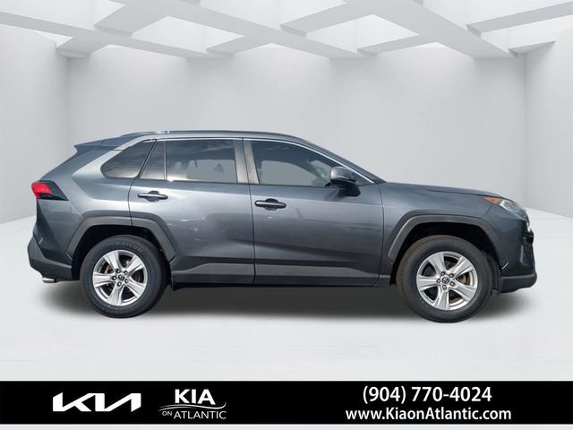 Used 2019 Toyota RAV4 XLE w/ Convenience Package FWD image 2
